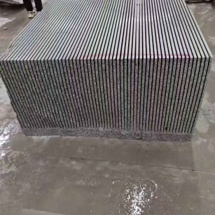 四川芝麻白毛板荒料切割